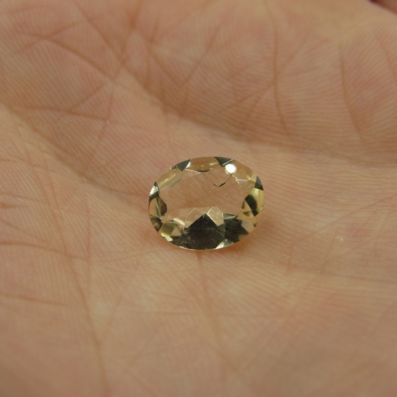 Natural 2 Carat Oval Cut Quartz Gemstone - Picture 3 of 6